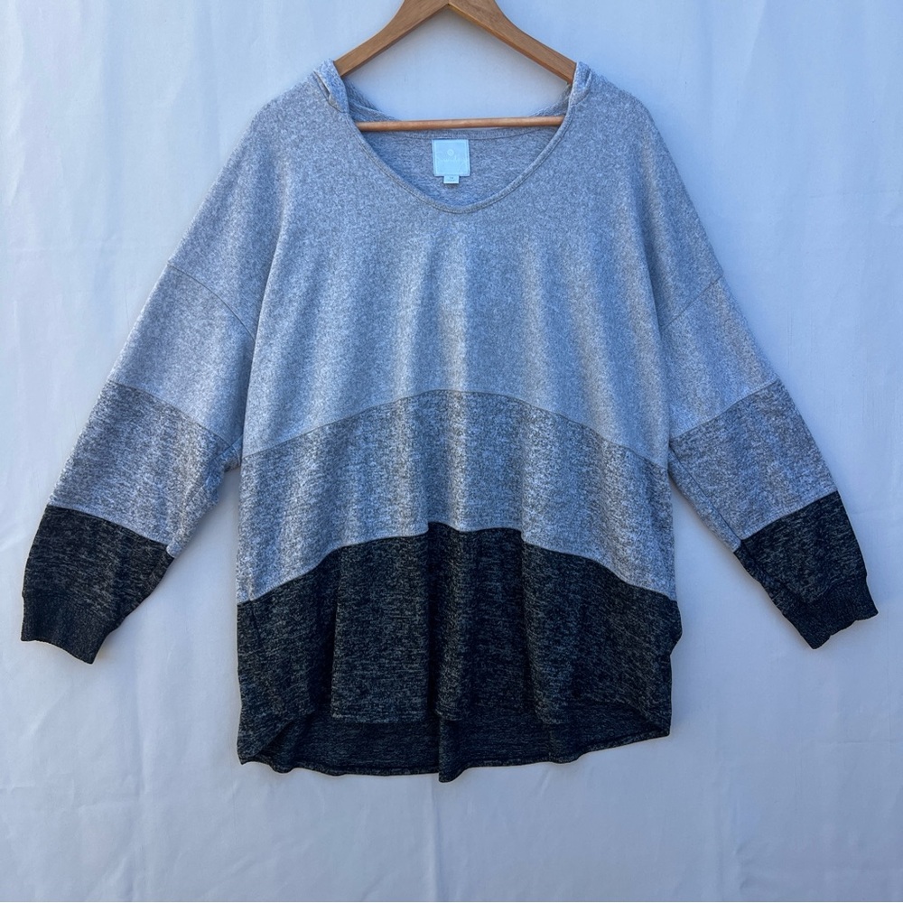 Sunday Women's V-Neck Sweater in Gray‎ and Black